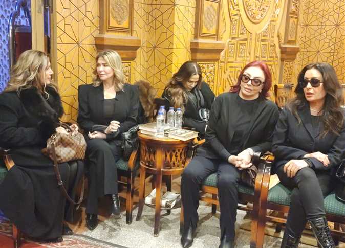 أنغام وكارول سماحة ونبيلة عبيد الأبرز... نجوم الفن يساندون لطيفة في عزاء والدتها بالقاهرة (صور)